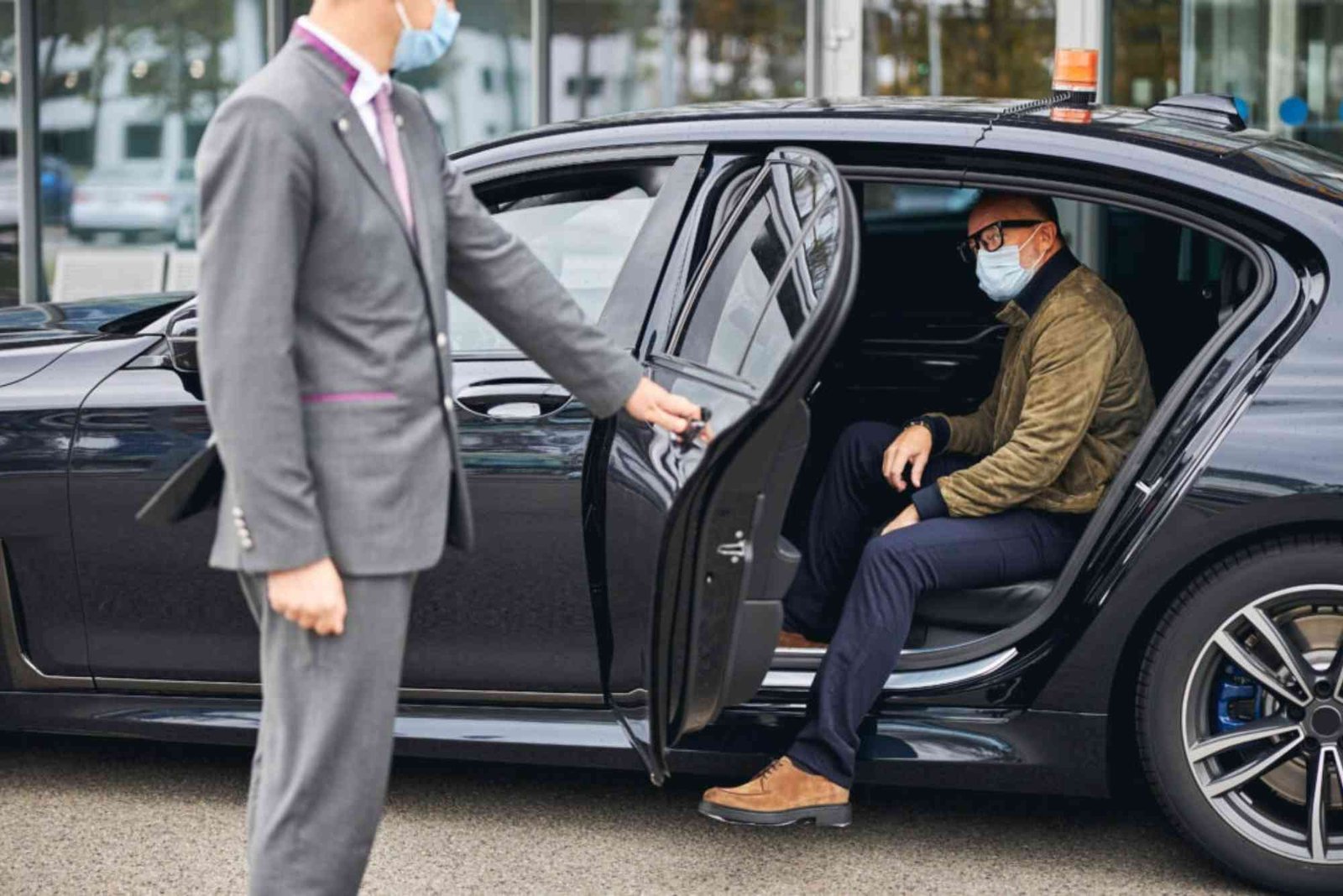 Pros and Cons of Pre-Booking Your Airport Taxi Ride